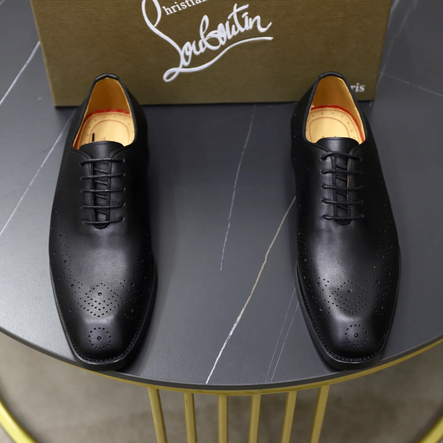 Ex-factory price: 620💰Christia*.Loubouti*🆑High-end men’s business formal leather shoes | Classic red sole shoes | Original imported first-layer cowhide | Water-dyed cowhide lining | Italian imported red rubber outsole | High-end luxury | Perfect interpretation of fashion, sunshine, style, suitable for various occasions Size: 39-44 (38.45 custom-made)